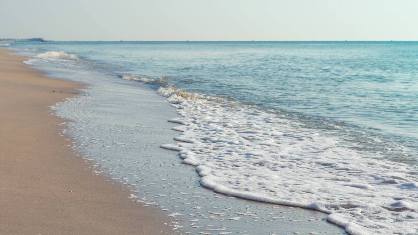 1-Nova-Host-Sfondo-grande-giornata-estiva-con-mare-calmo 1-Nova-Host-Sfondo-grande-giornata-estiva-con-mare-calmo