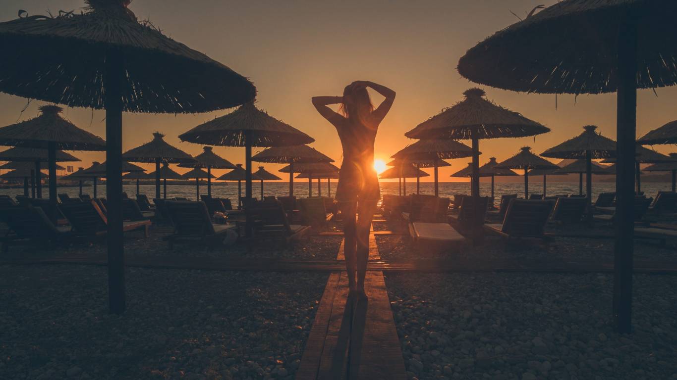 1-Nova-Host-Sfondo-vista-posteriore-di-una-donna-piedi-mezzo-agli-ombrelli-sulla-spiaggia 1-Nova-Host-Sfondo-vista-posteriore-di-una-donna-piedi-mezzo-agli-ombrelli-sulla-spiaggia