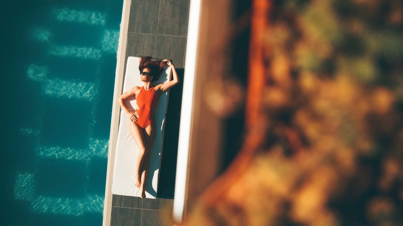 Nova-Host-Hotel-Tiber-Rooftop-vista-dall-alto-piscina-rooftop-donna-in-costume Nova-Host-Hotel-Tiber-Rooftop-vista-dall-alto-piscina-rooftop-donna-in-costume