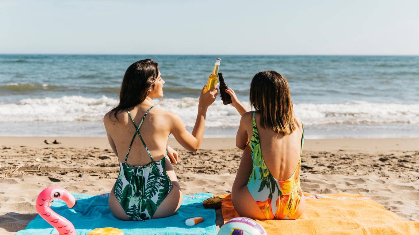 Nova-Host-Sfondo-ragazze-spiaggia-brindando-con-la-birra Nova-Host-Sfondo-ragazze-spiaggia-brindando-con-la-birra
